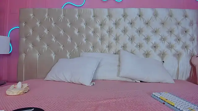 Julieta Cortes   online show from February 12, 2026, 12:11 pm