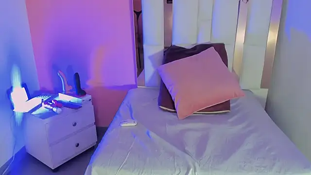 Alanna hot3 online show from December 18, 2025, 7:31 pm