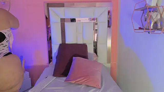 Alanna hot3 online show from December 20, 2025, 2:35 pm