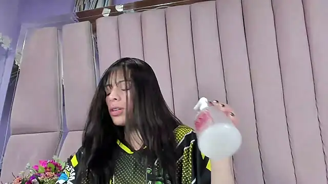 Snapshot of Sasha_Petitte chatting on December 21, 2025, 3:57 am Sasha Petitte online show from December 21, 2025, 3:57 am