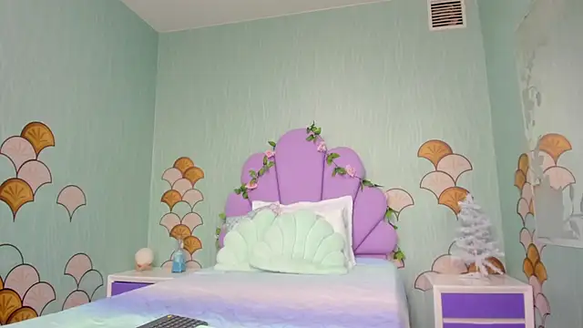 Isa little4u online show from December 30, 2024, 5:44 pm