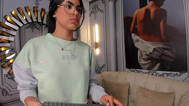 Isa little4u online show from October 22, 2025, 4:24 am