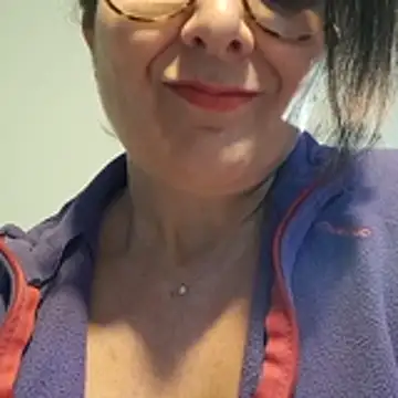 Snapshot of Viola8p chatting on November 6, 2025, 2:51 pm Viola8p online show from November 6, 2025, 2:51 pm