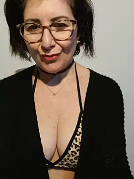 Snapshot of Viola8p chatting on November 14, 2025, 3:00 pm Viola8p online show from November 14, 2025, 3:00 pm