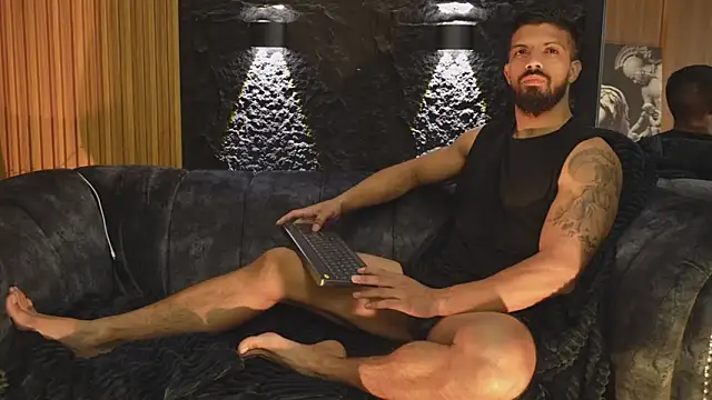 Snapshot of DannSaenz chatting on October 24, 2025, 12:34 pm DannSaenz online show from October 24, 2025, 12:34 pm