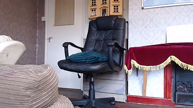 MrStraightDik online show from November 4, 2025, 12:37 pm