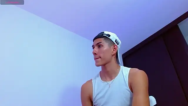 Snapshot of Valerio_20 chatting on March 20, 2025, 10:40 pm Valerio 20 online show from March 20, 2025, 10:40 pm