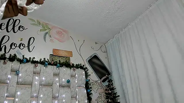 Snapshot of EMMA_SWEETT1 chatting on December 18, 2024, 12:40 pm EMMA SWEETT1 online show from December 18, 2024, 12:40 pm