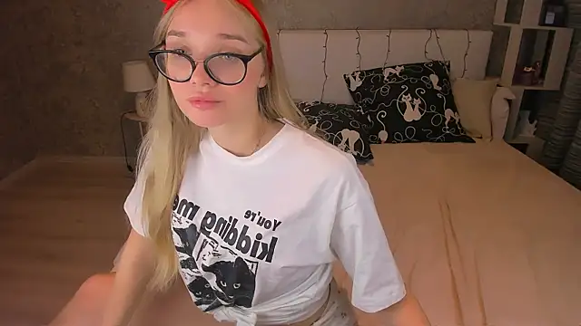 Snapshot of BoysLoveBlondee chatting on January 22, 2025, 11:43 pm BoysLoveBlondee online show from January 22, 2025, 11:43 pm