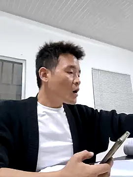 kisstoyousoon2024 online show from September 10, 2025, 6:30 pm