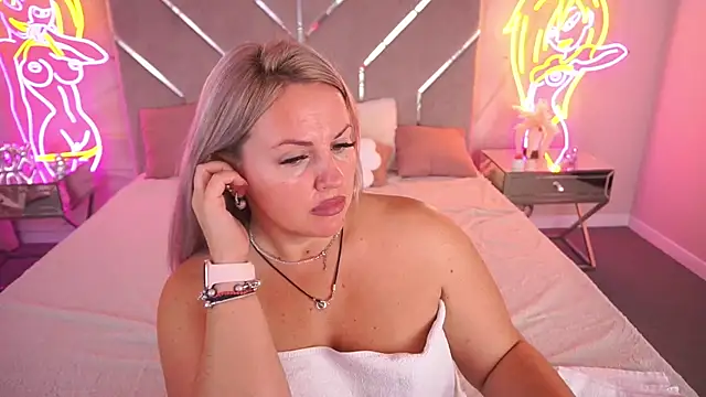 KiraCandyS online show from July 12, 2026, 7:05 pm