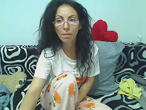 Emmatoo online show from April 11, 2026, 3:44 am