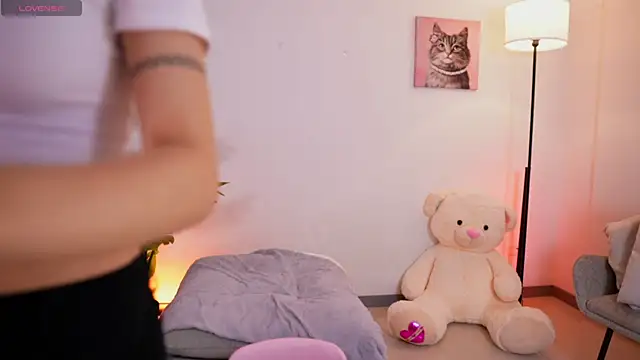 Snapshot of Angeeel_ chatting on December 17, 2025, 4:07 am Angeeel online show from December 17, 2025, 4:07 am