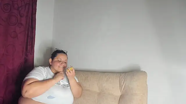 tetasgrandes karol online show from November 23, 2025, 1:05 am