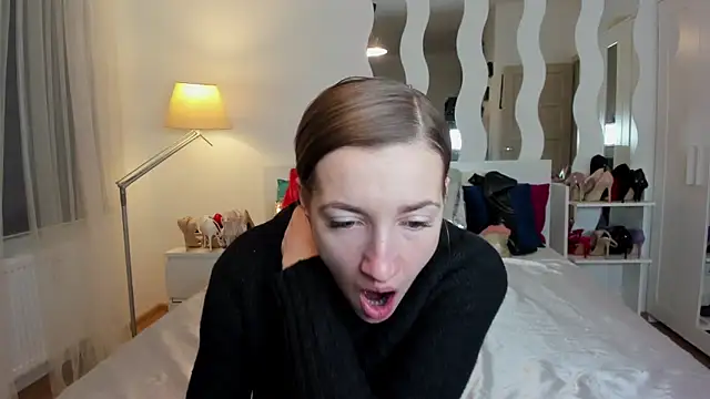 KateRedgar online show from February 17, 2025, 2:04 pm