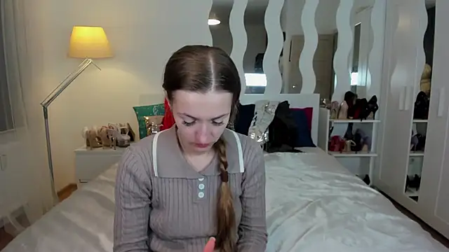 KateRedgar online show from March 19, 2025, 2:57 pm