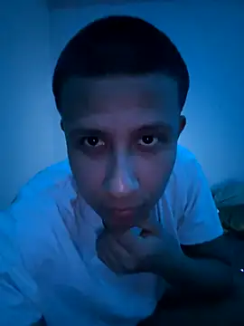 AdrianUquillas online show from November 26, 2025, 1:06 am