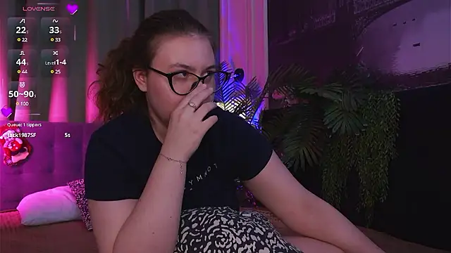 Mia  Peach online show from December 8, 2024, 1:13 am