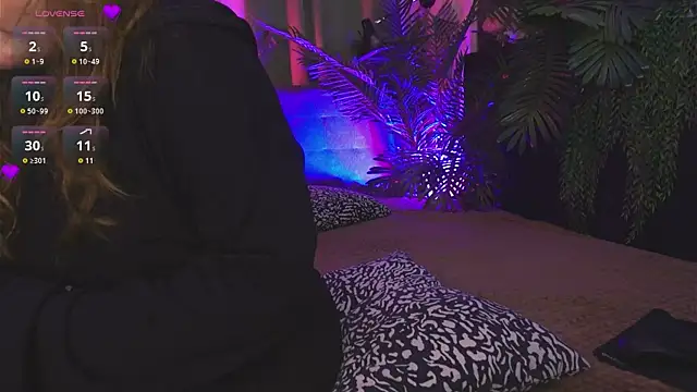 Mia  Peach online show from December 11, 2024, 1:15 am