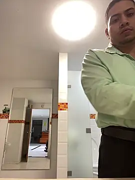 Snapshot of Juanes432 chatting on February 19, 2026, 8:05 pm Juanes432 online show from February 19, 2026, 8:05 pm