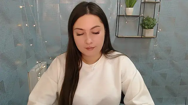 Snapshot of EmiliaTemi_ chatting on December 17, 2024, 2:00 pm EmiliaTemi online show from December 17, 2024, 2:00 pm