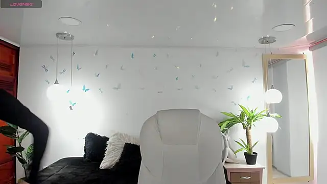  Antonnela  online show from March 26, 2026, 2:33 pm