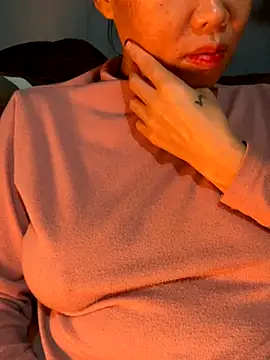 Snapshot of Laura8910 chatting on December 5, 2024, 12:00 pm Laura8910 online show from December 5, 2024, 12:00 pm