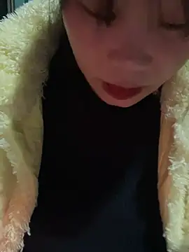 Snapshot of Laura8910 chatting on February 17, 2025, 1:32 pm Laura8910 online show from February 17, 2025, 1:32 pm