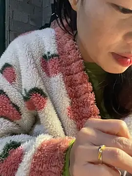 Snapshot of Laura8910 chatting on March 19, 2025, 8:34 am Laura8910 online show from March 19, 2025, 8:34 am