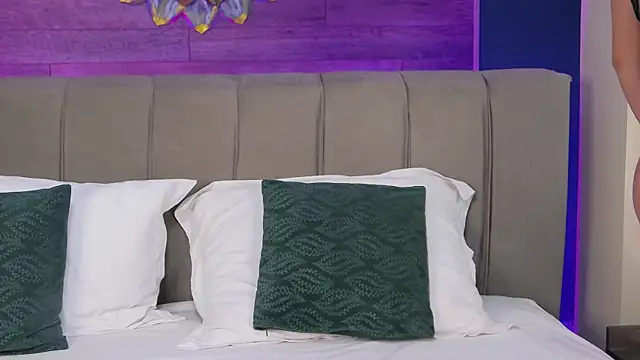 LoraDevine online show from January 8, 2026, 8:33 pm