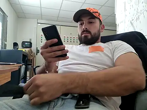 Snapshot of Leonormaldick chatting on October 10, 2025, 12:37 pm Leonormaldick online show from October 10, 2025, 12:37 pm