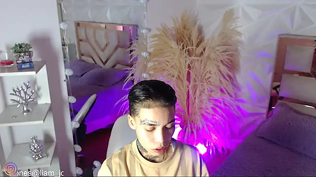 Jonesliam23 online show from February 1, 2026, 7:01 pm