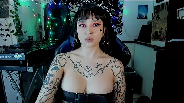 Snapshot of Demongirl6666 chatting on February 27, 2025, 1:27 am Demongirl6666 online show from February 27, 2025, 1:27 am