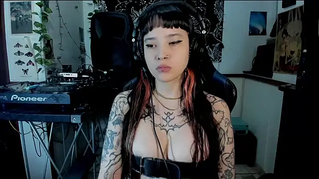 Snapshot of Demongirl6666 chatting on March 23, 2025, 4:38 am Demongirl6666 online show from March 23, 2025, 4:38 am