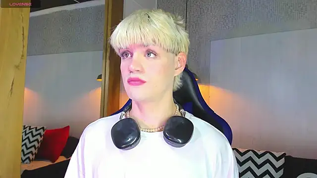 Snapshot of VladHellsing4 chatting on February 5, 2026, 2:43 pm VladHellsing4 online show from February 5, 2026, 2:43 pm