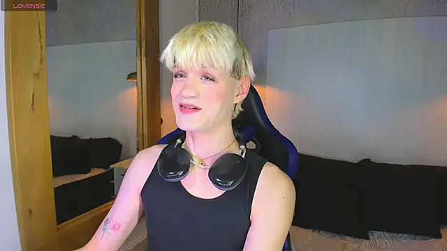 VladHellsing4 online show from April 15, 2026, 2:02 pm