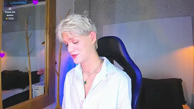 Snapshot of VladHellsing4 chatting on July 15, 2026, 2:22 pm VladHellsing4 online show from July 15, 2026, 2:22 pm