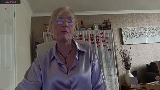 TopazCamgirl online show from April 17, 2026, 3:04 pm