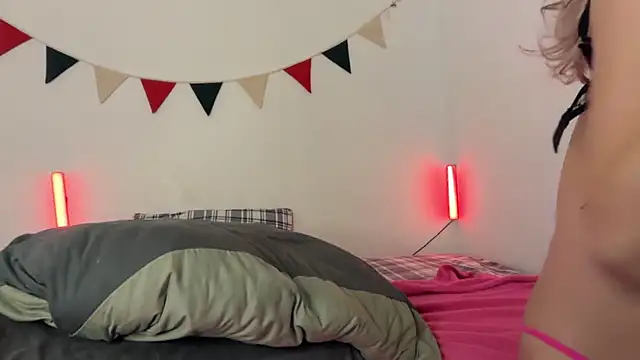 Snapshot of MiaDavis21 chatting on December 4, 2025, 6:12 am MiaDavis21 online show from December 4, 2025, 6:12 am