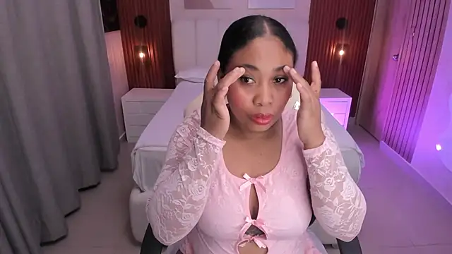 Snapshot of Leah_Sweetie chatting on October 1, 2025, 10:21 am Leah Sweetie online show from October 1, 2025, 10:21 am