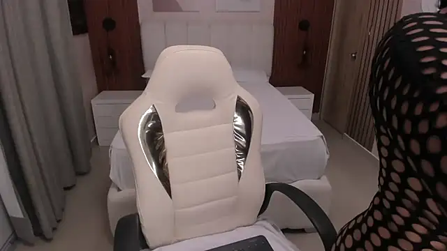 Snapshot of Leah_Sweetie chatting on October 2, 2025, 10:22 am Leah Sweetie online show from October 2, 2025, 10:22 am