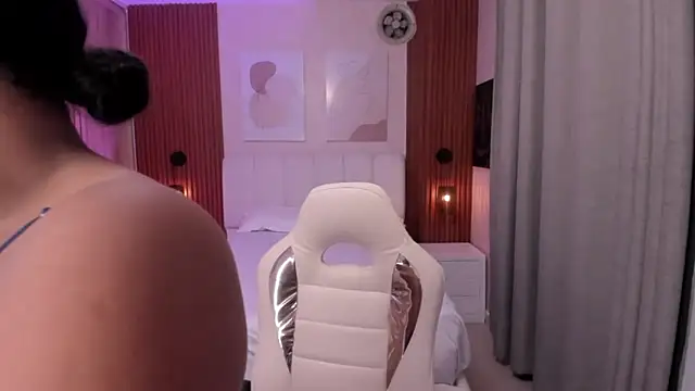 Snapshot of Leah_Sweetie chatting on October 4, 2025, 10:24 am Leah Sweetie online show from October 4, 2025, 10:24 am