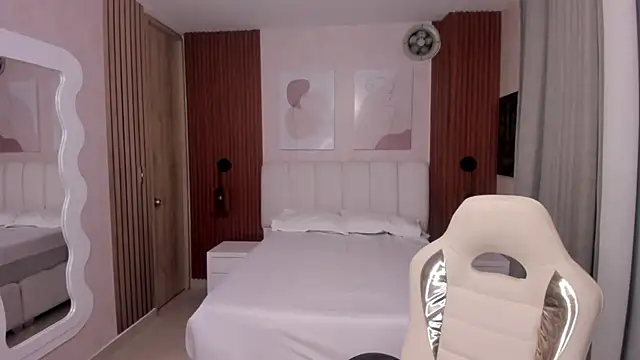 Snapshot of Leah_Sweetie chatting on October 8, 2025, 10:13 am Leah Sweetie online show from October 8, 2025, 10:13 am