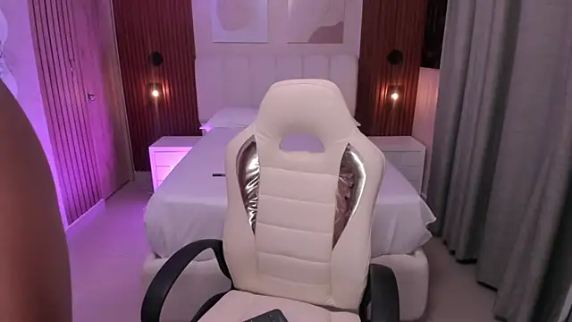 Snapshot of Leah_Sweetie chatting on October 25, 2025, 10:23 am Leah Sweetie online show from October 25, 2025, 10:23 am