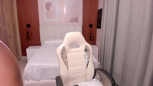 Snapshot of Leah_Sweetie chatting on October 29, 2025, 10:17 am Leah Sweetie online show from October 29, 2025, 10:17 am