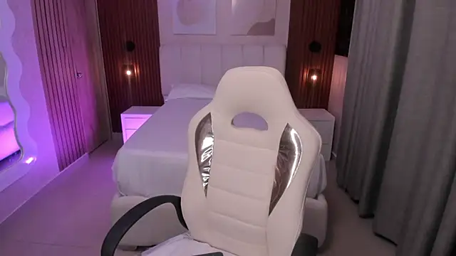 Snapshot of Leah_Sweetie chatting on November 4, 2025, 10:14 am Leah Sweetie online show from November 4, 2025, 10:14 am