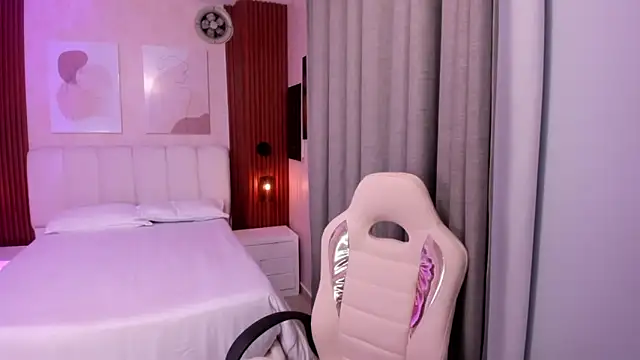 Snapshot of Leah_Sweetie chatting on November 7, 2025, 10:15 am Leah Sweetie online show from November 7, 2025, 10:15 am