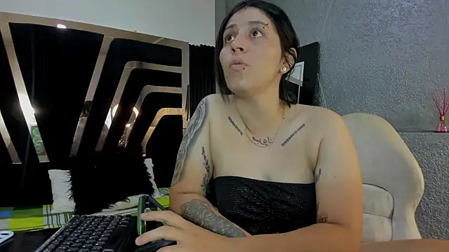 VioletANDScarlett online show from January 13, 2025, 1:28 pm