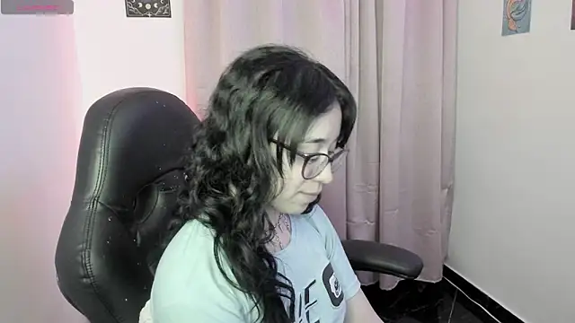 indra cam online show from April 18, 2026, 5:00 am