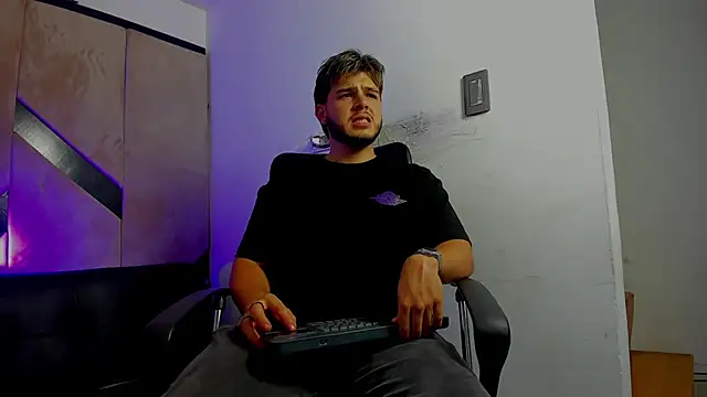 danielclarton1 online show from October 23, 2025, 2:33 am